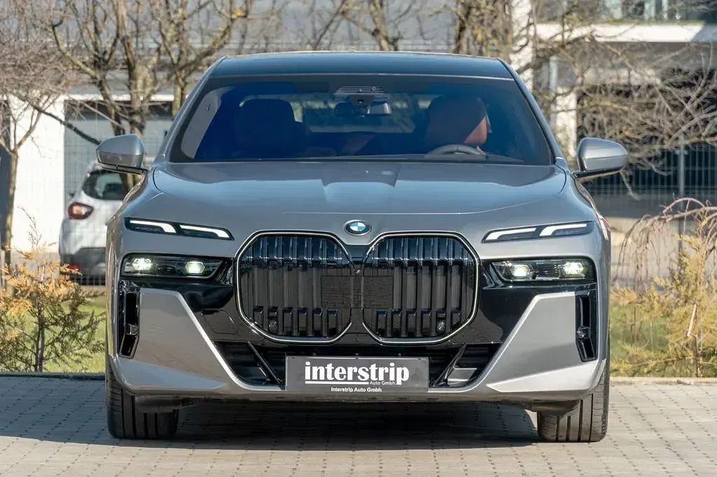 Gebraucht BMW 740 Sport Line 299 PS (219 kW) 2026 Grau Limousine
