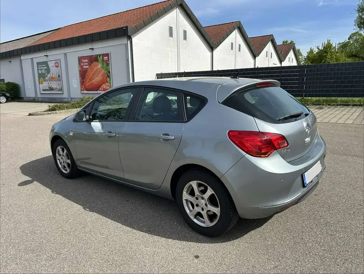 Second-hand Opel Astra 110 CP (80 kW) 2013 Gri Berlinǎ