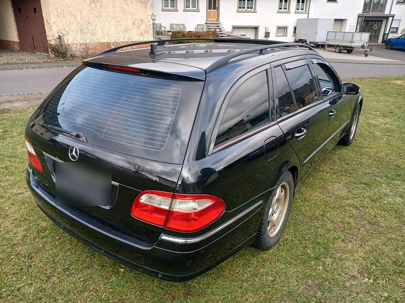 Gebraucht Mercedes E200 163 PS (119 kW) 2005 Schwarz Kombi