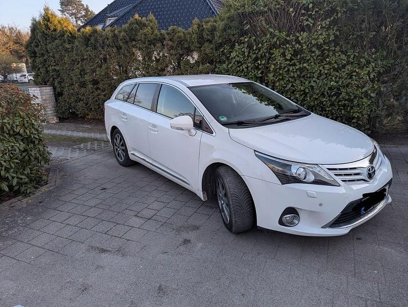 Gebraucht Toyota Avensis 147 PS (108 kW) 2012 Weiß Limousine