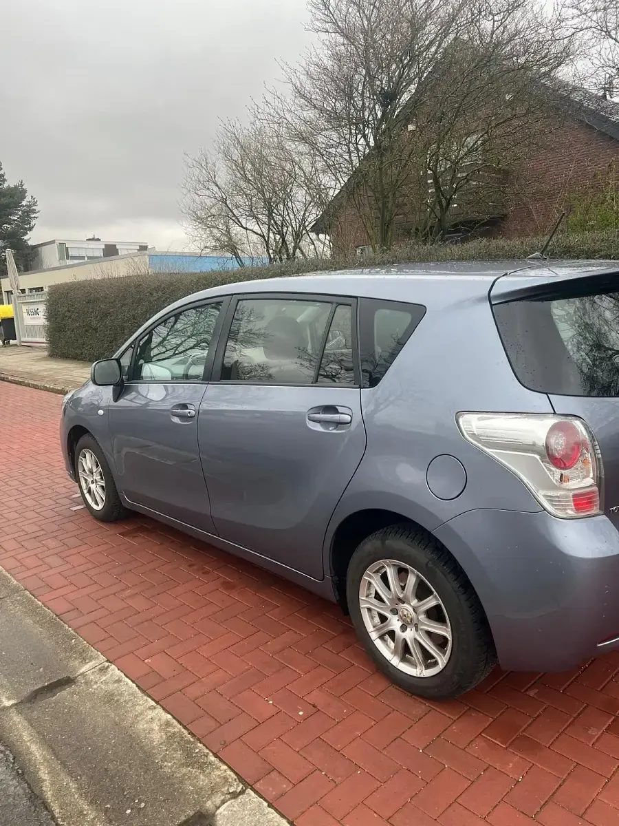 Gebraucht Toyota Verso 147 PS (108 kW) 2010 Blau Van / Kleinbus