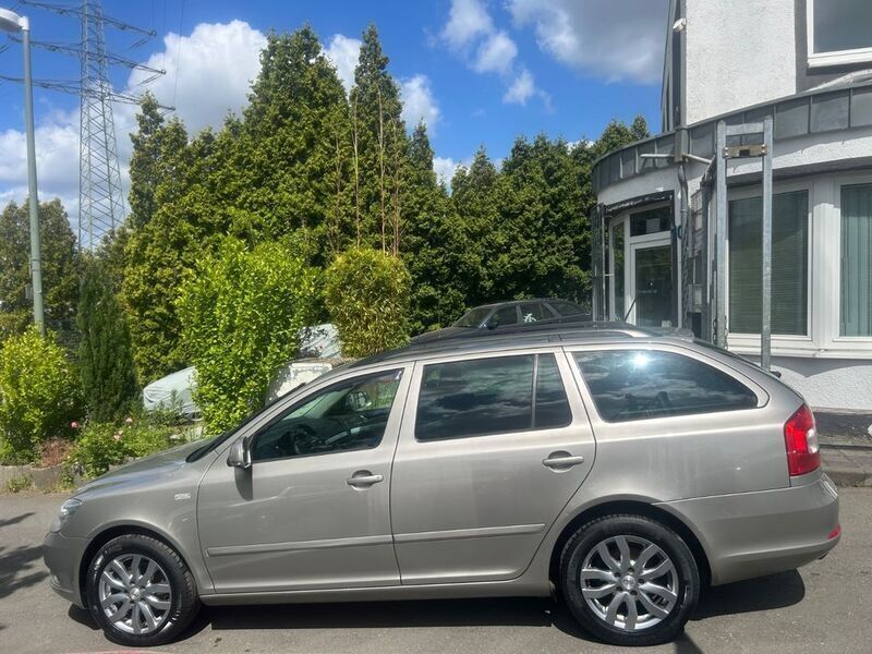 Beige Gebraucht 2011 Skoda Octavia Family Kombi | 5.999 € (Fairer Preis) - Bild 1/4
