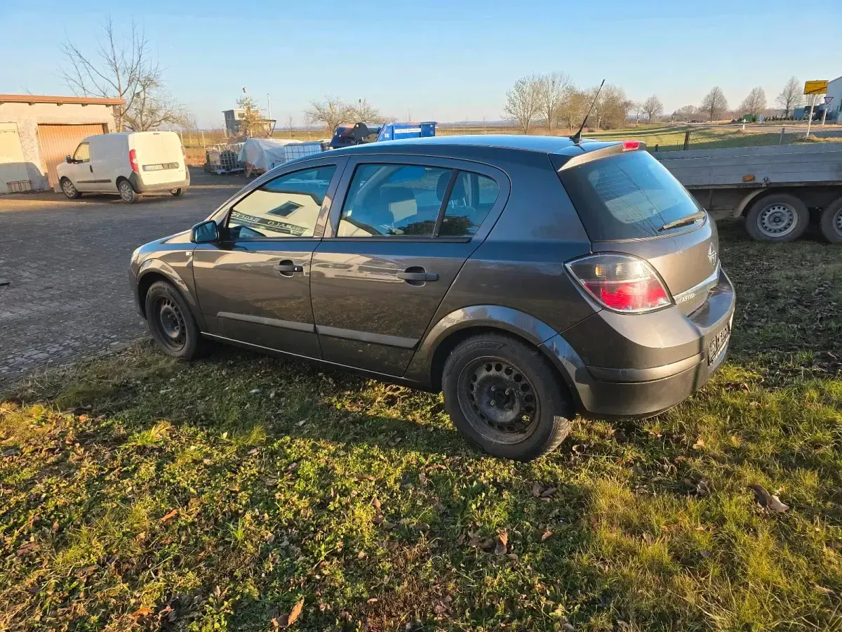 Gebraucht Opel Astra 90 PS (66 kW) 2009 Grau Limousine