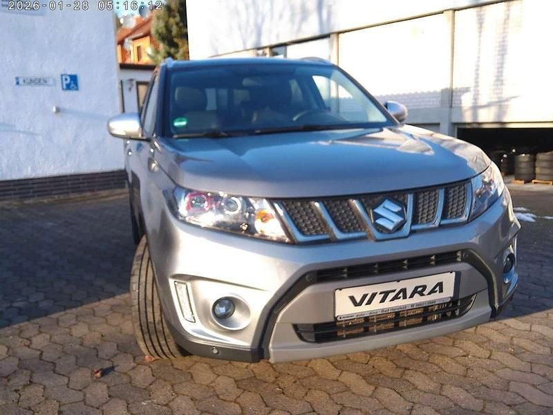 Grau Gebraucht 2016 Suzuki Vitara SUV | 14.590 € (Fairer Preis) - Bild 1/4