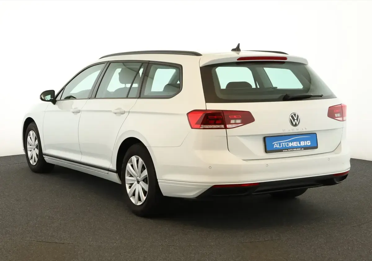 Gebraucht VW Passat 150 PS (110 kW) 2023 Gletscherweiß metallic Kombi