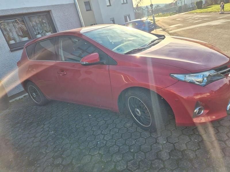 Gebraucht Toyota Auris Comfort 132 PS (97 kW) 2014 Rot Limousine