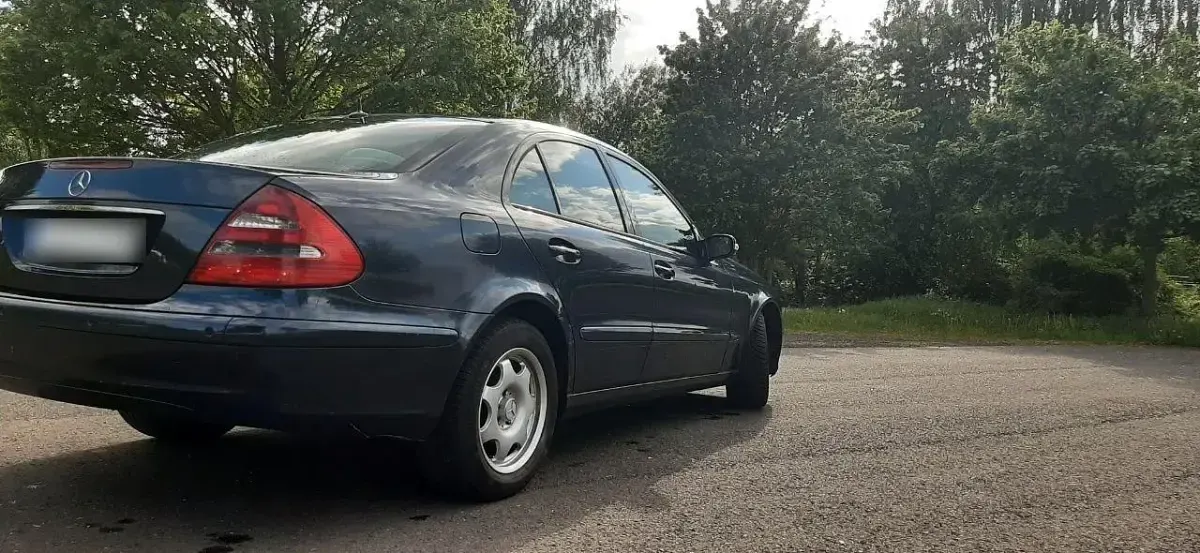 Gebraucht Mercedes E220 150 PS (110 kW) 2002 Schwarz Limousine