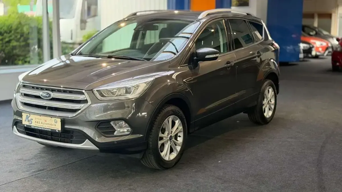 Gebraucht Ford Kuga Titanium 150 PS (110 kW) 2018 Grau SUV