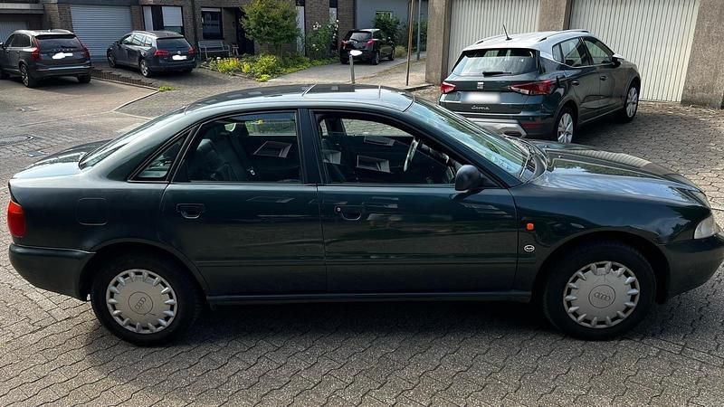 Second-hand Audi A4 125 CP (91 kW) 1994 Verde Berlinǎ