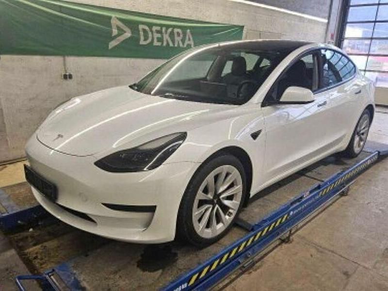 Weiß (metallic) Gebraucht 2022 Tesla Model 3 RWD Limousine | 28.500 € (Fairer Preis) - Bild 1/4