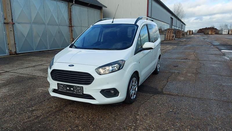 Weiß Gebraucht 2019 Ford Tourneo Courier Van / Kleinbus | 8.999 € (Superpreis) - Bild 1/4