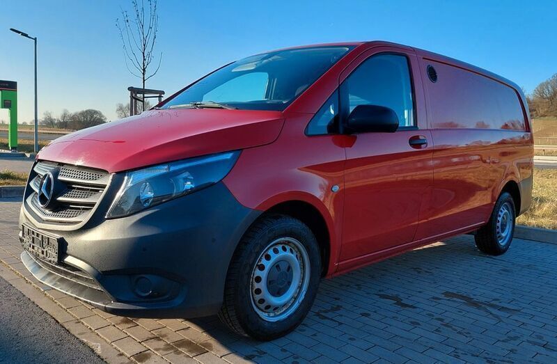 Rot Gebraucht 2018 Mercedes Vito Van / Kleinbus | 10.988 € (Superpreis) - Bild 1/4
