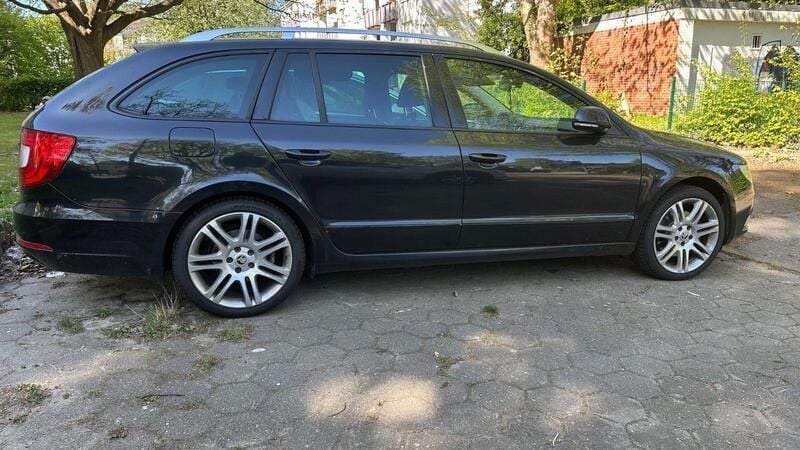 Gebraucht Skoda Superb 170 PS (125 kW) 2012 Schwarz Kombi