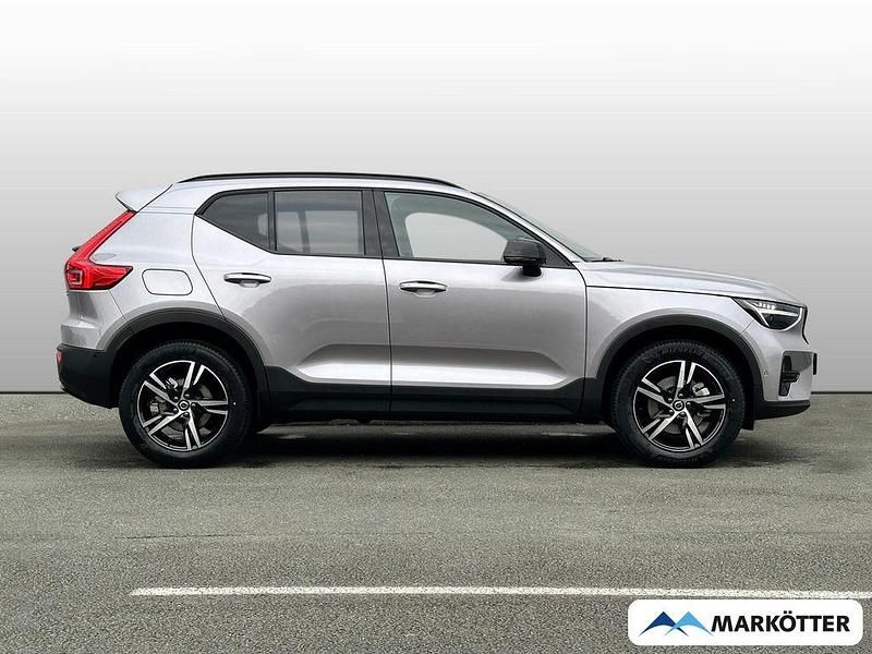 Neu Volvo XC40 Plus 163 PS (119 kW) 2025 Silber SUV