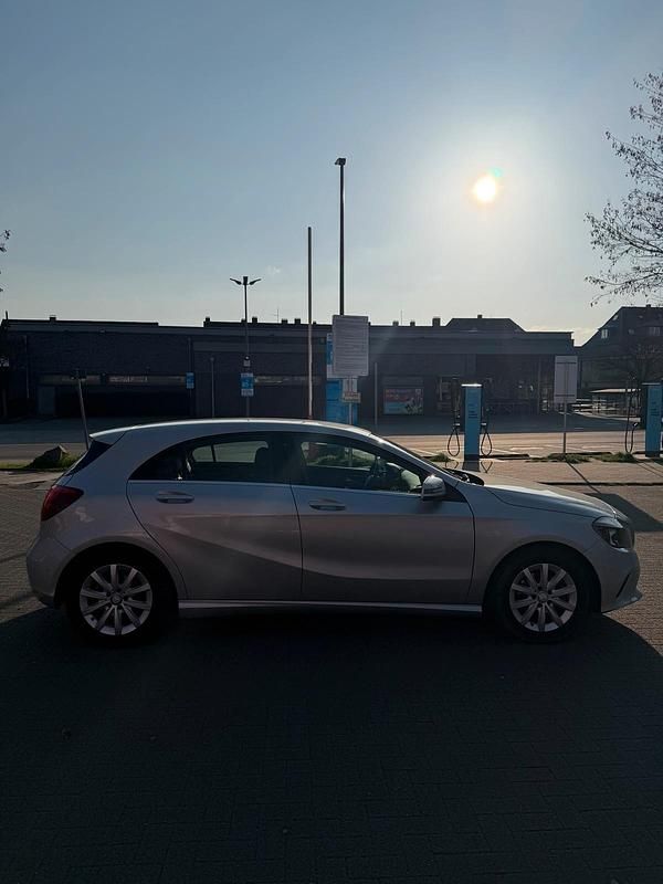 Gebraucht Mercedes A180 122 PS (89 kW) 2016 Silber Limousine