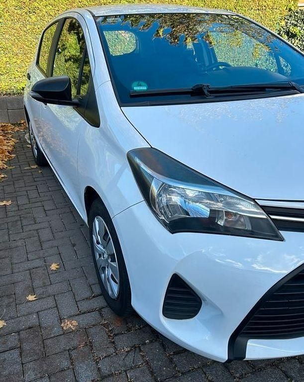 Gebraucht Toyota Yaris 69 PS (50 kW) 2015 Weiß Kleinwagen