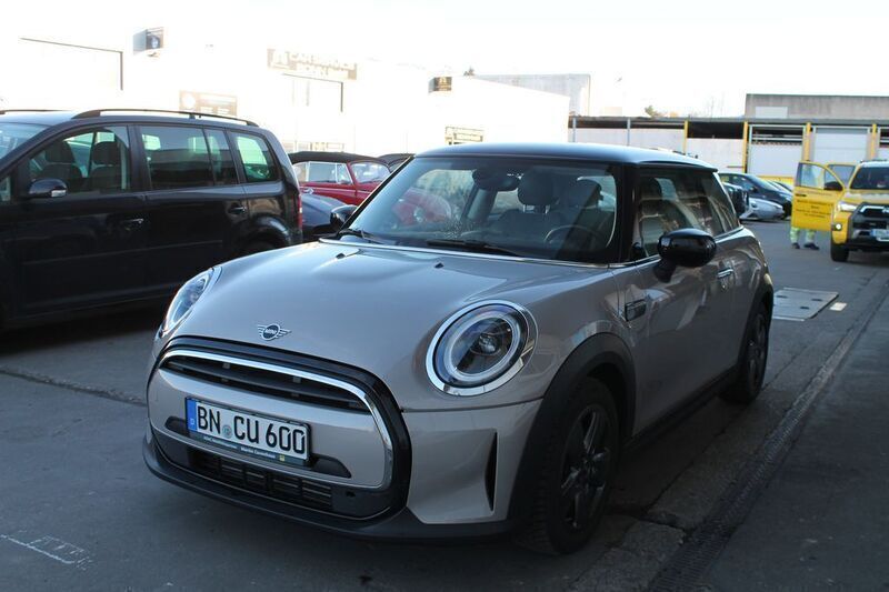Grau Gebraucht 2022 Mini Cooper Classic Kleinwagen | 22.700 € (Teuer) - Bild 1/4