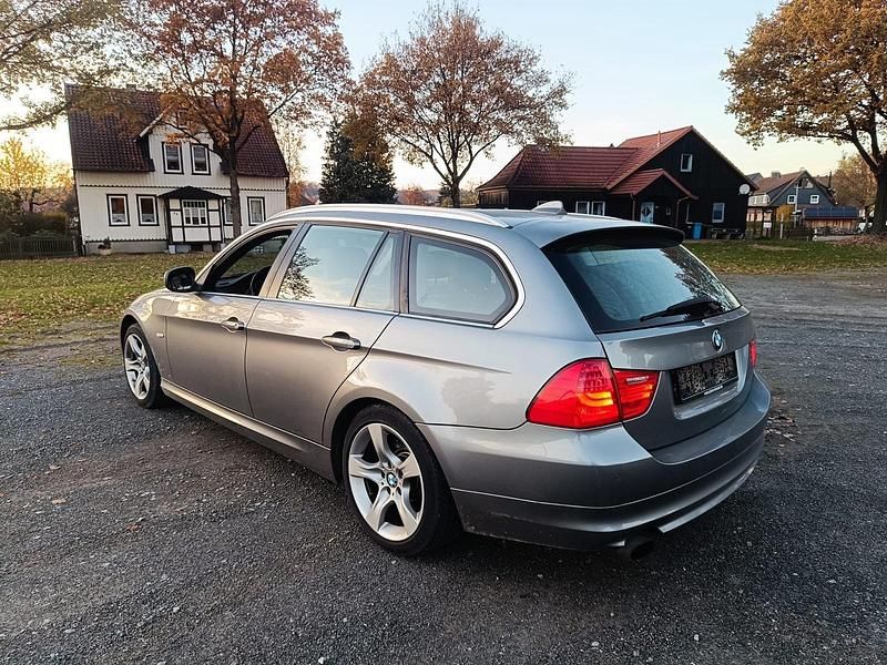 Grau Gebraucht 2010 BMW 320 Kombi | 3.333 € (Superpreis) - Bild 1/4