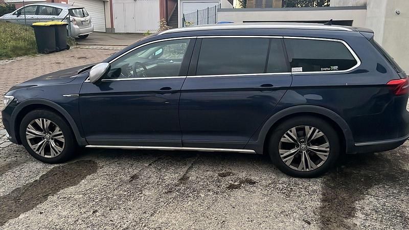 Blau Gebraucht 2016 VW Passat Alltrack Kombi | 11.900 € (Teuer) - Bild 1/4