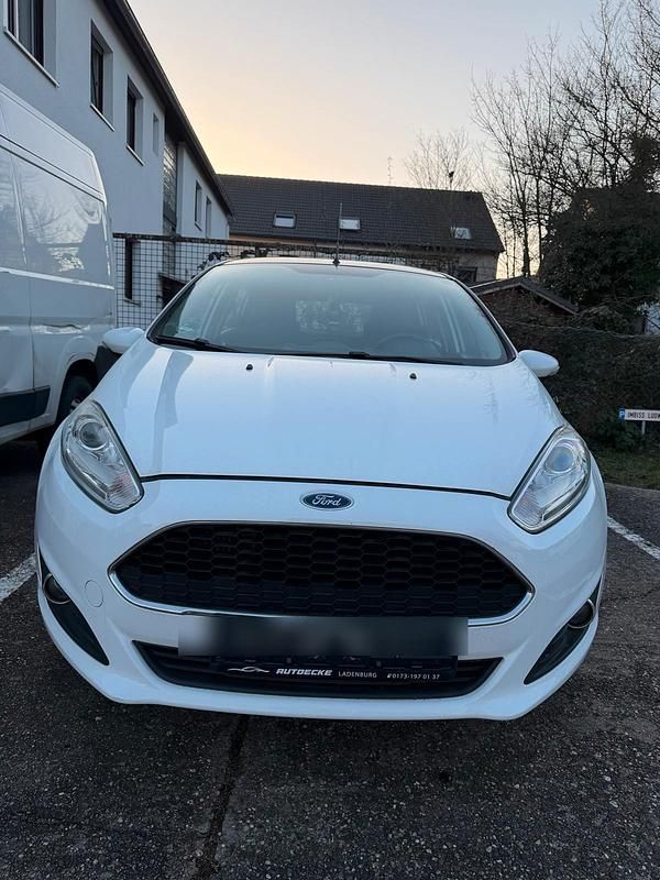 Gebraucht Ford Fiesta 101 PS (74 kW) 2016 Weiß Kleinwagen