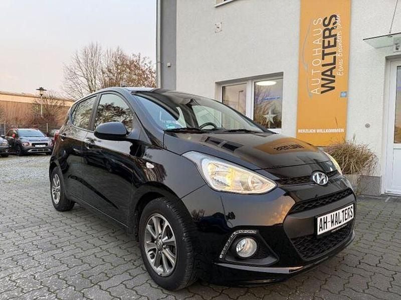 Schwarz Gebraucht 2015 Hyundai i10 Edition Kleinwagen | 8.885 € (Fairer Preis) - Bild 1/4