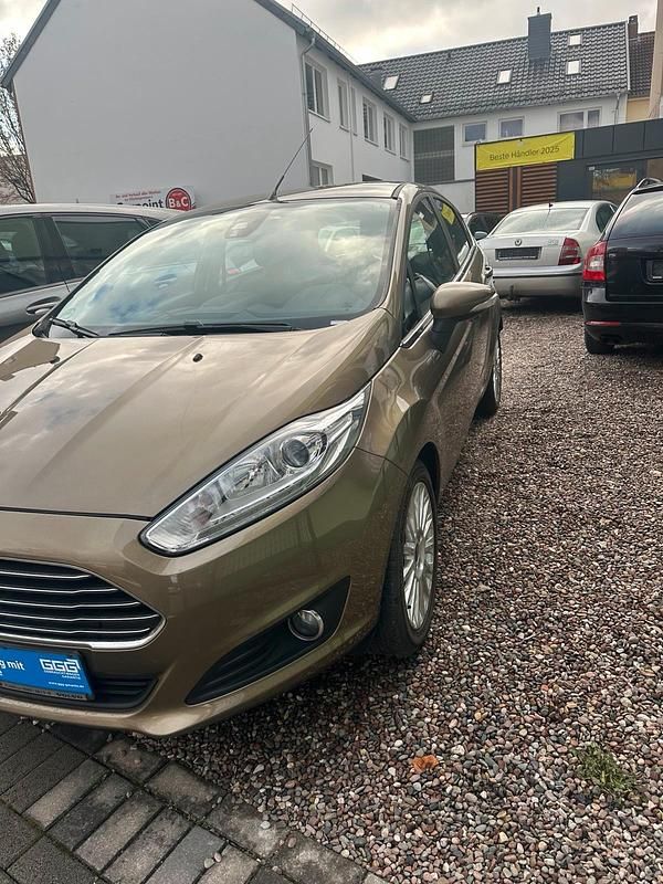 Gebraucht Ford Fiesta Titanium 125 PS (91 kW) 2013 Braun Kleinwagen