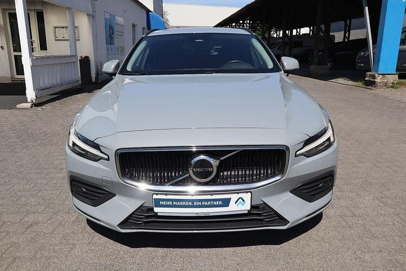 Używany Volvo V60 Core 197 KM (144 kW) 2024 Szary Kombi