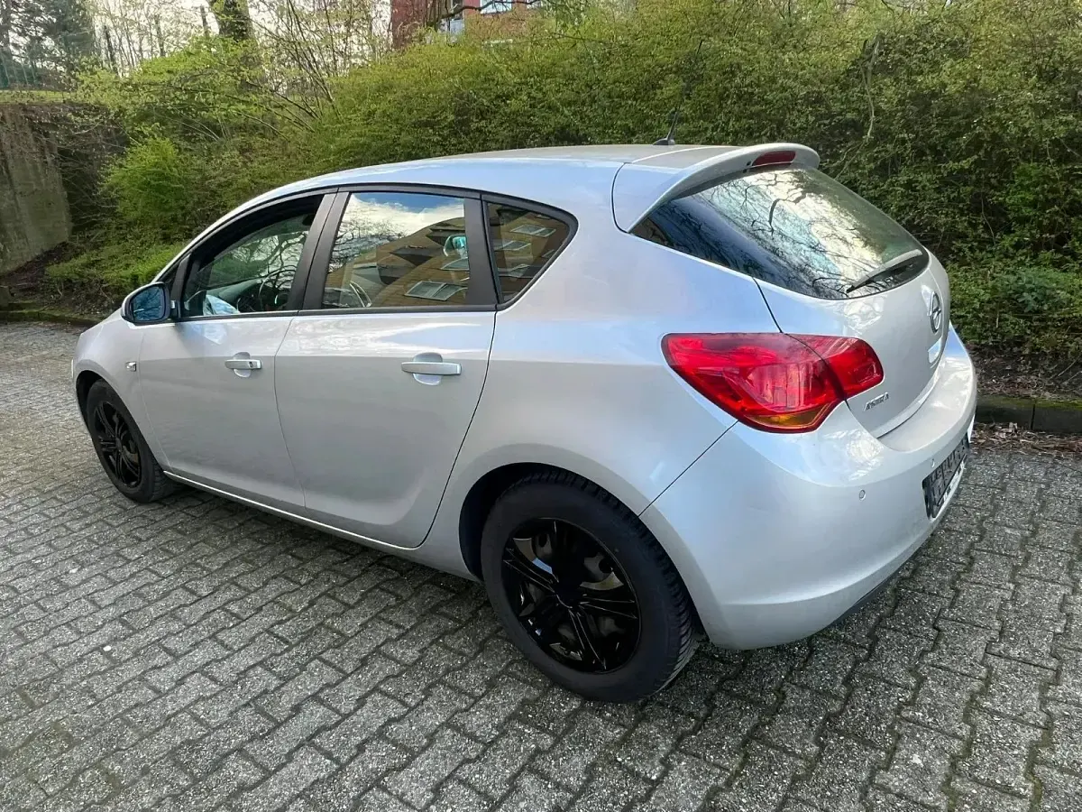 Gebraucht Opel Astra 105 PS (77 kW) 2010 Silber Limousine