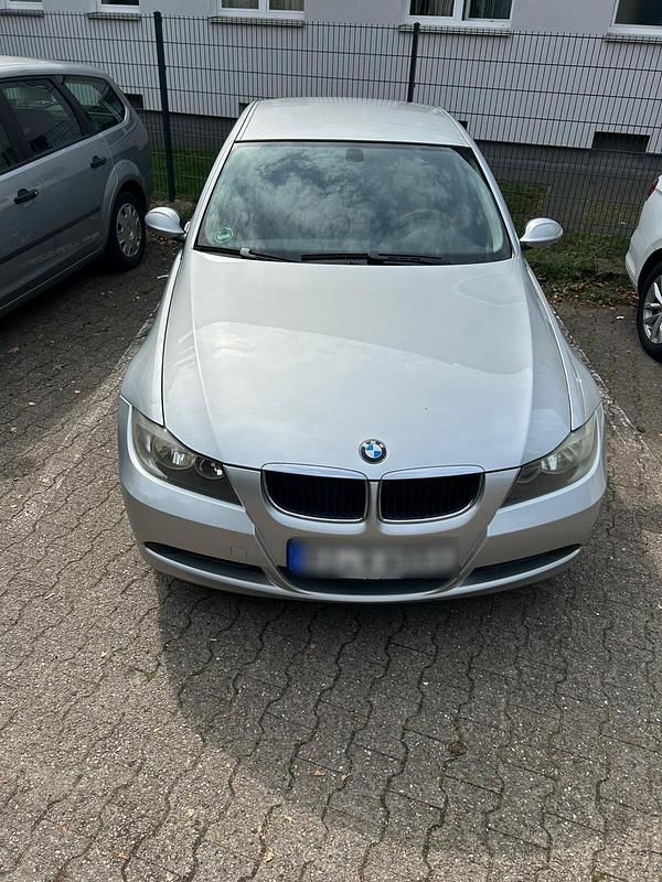 Silber Gebraucht 2007 BMW 320 Limousine | 2.700 € (Superpreis) - Bild 1/4
