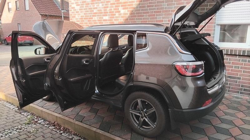 Gebraucht Jeep Compass 140 PS (102 kW) 2018 Braun SUV