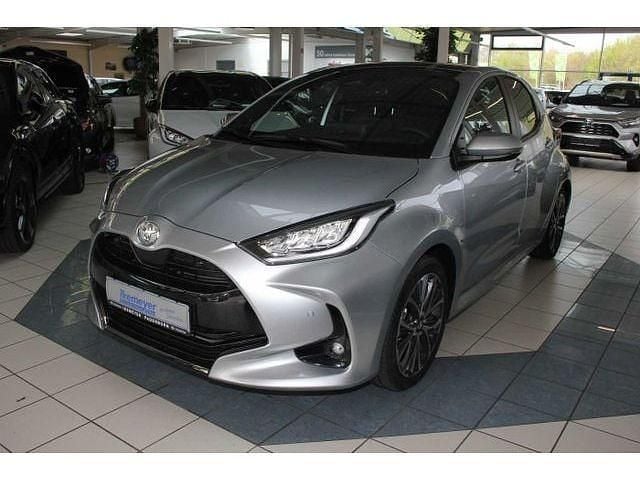 Shimmering silber metallic Gebraucht 2024 Toyota Yaris Hybrid Plus Kleinwagen | 25.990 € (Guter Preis) - Bild 1/4