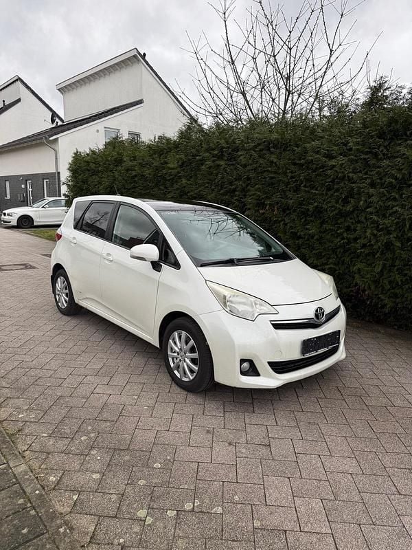 Weiß Gebraucht 2013 Toyota Verso-S Van / Kleinbus | 3.750 € (Superpreis) - Bild 1/4