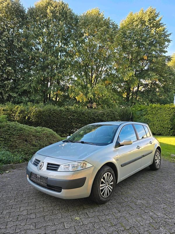 Silber Gebraucht 2005 Renault Mégane II Kleinwagen | 900 € (Superpreis) - Bild 1/4