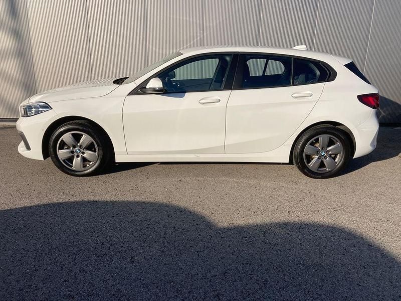 Weiß Gebraucht 2022 BMW 118 Advantage Kleinwagen | 21.800 € (Fairer Preis) - Bild 1/4