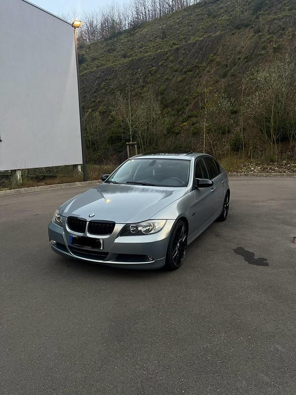 Grau Gebraucht 2005 BMW 320 Limousine | 4.500 € - Bild 1/4
