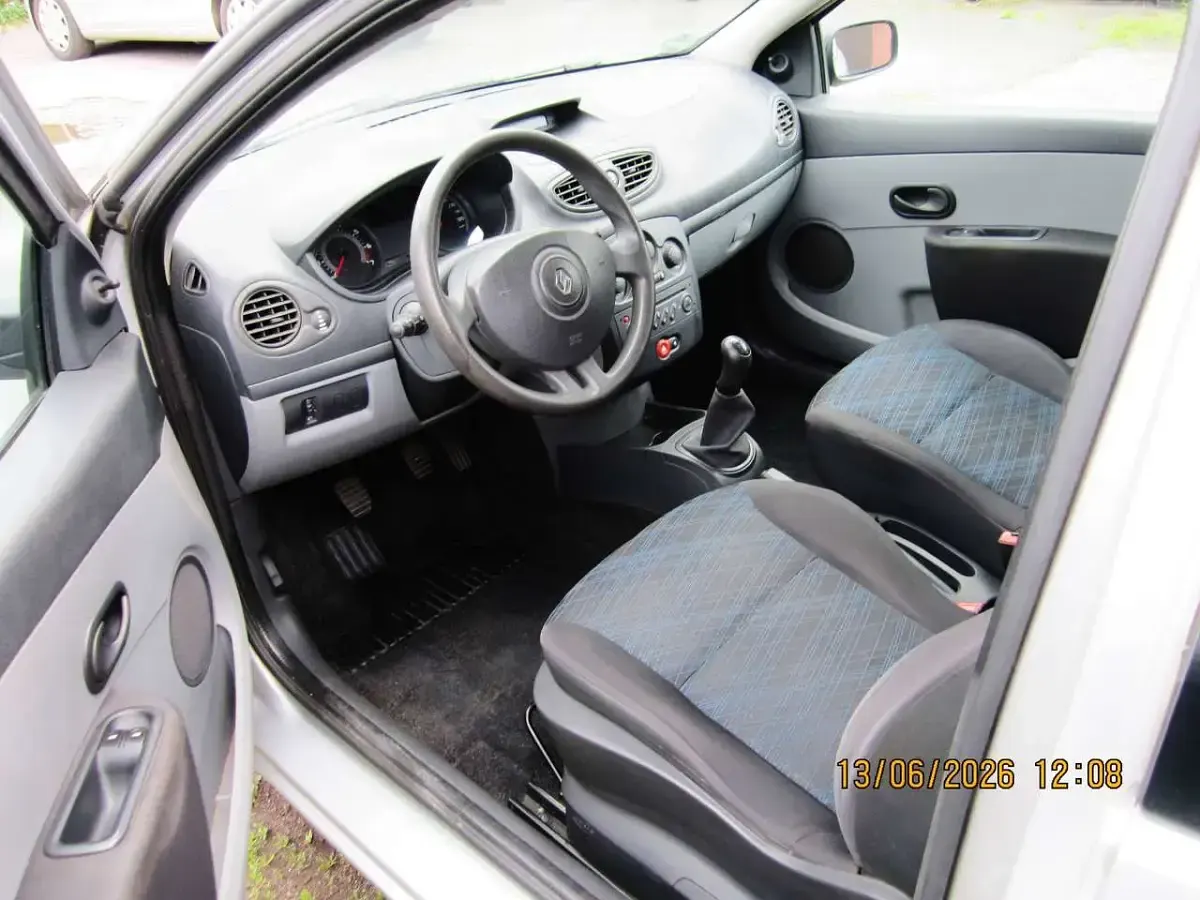 Gebraucht Renault Clio II 75 PS (55 kW) 2006 Silber Limousine