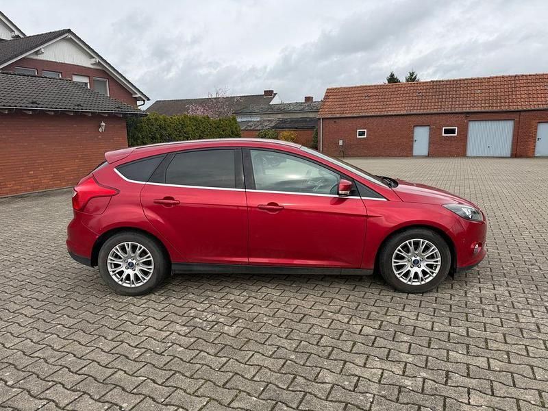 Gebraucht Ford Focus Titanium 116 PS (85 kW) 2011 Rot Limousine