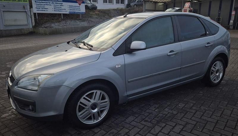 Gebraucht Ford Focus Ghia 116 PS (85 kW) 2005 Grau Limousine