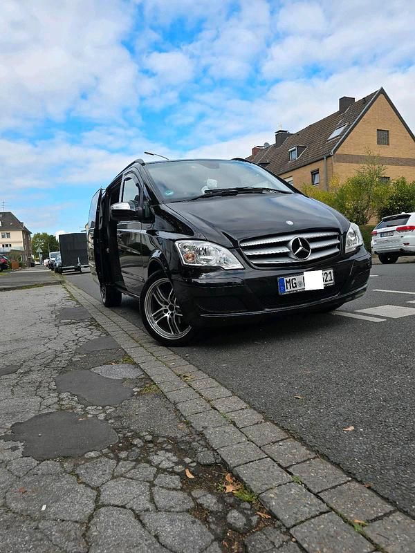 Schwarz Gebraucht 2010 Mercedes Viano Van / Kleinbus | 16.900 € (Fairer Preis) - Bild 1/4