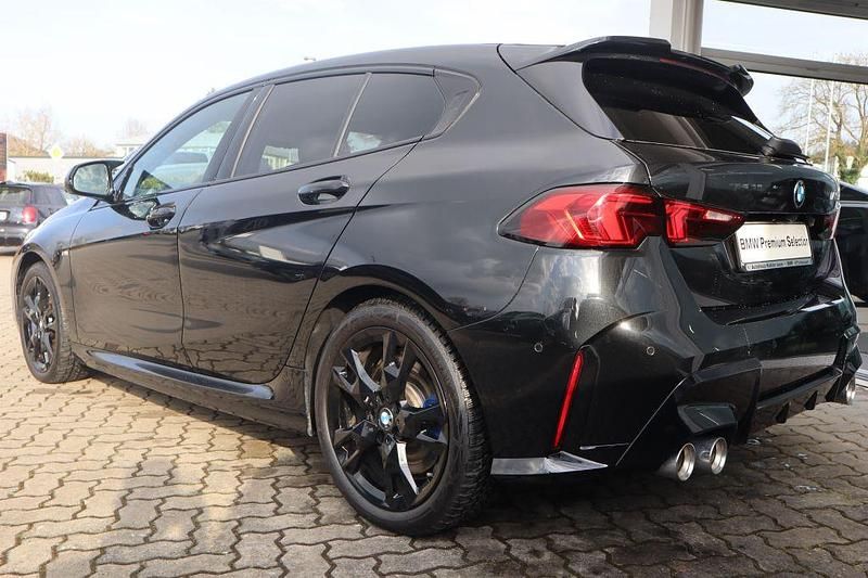 Gebraucht BMW M135 Performance 300 PS (220 kW) 2025 Saphirschwarz Kleinwagen