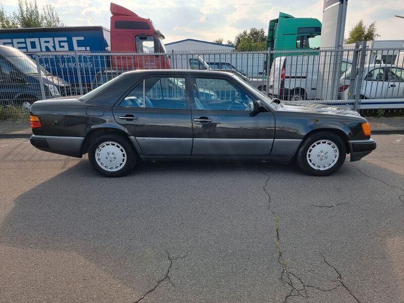 Gebraucht Mercedes E300 179 PS (131 kW) 1990 Schwarz Limousine