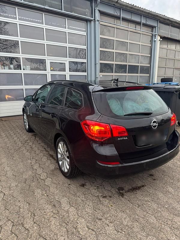 Second-hand Opel Astra 125 CP (91 kW) 2012 Negru Break