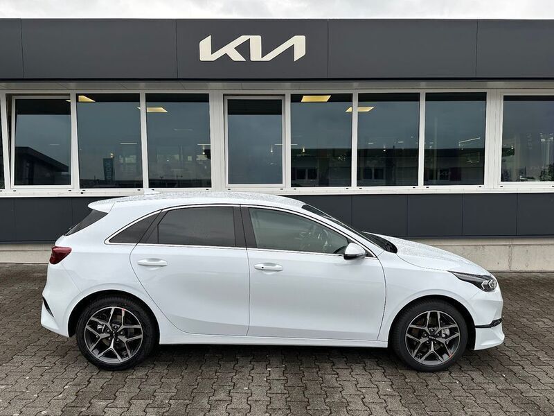 Neu Kia Ceed Style 140 PS (102 kW) 2025 Weiß Kleinwagen