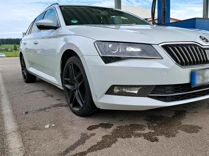 Gebraucht Skoda Superb 190 PS (139 kW) 2015 Weiß Kombi
