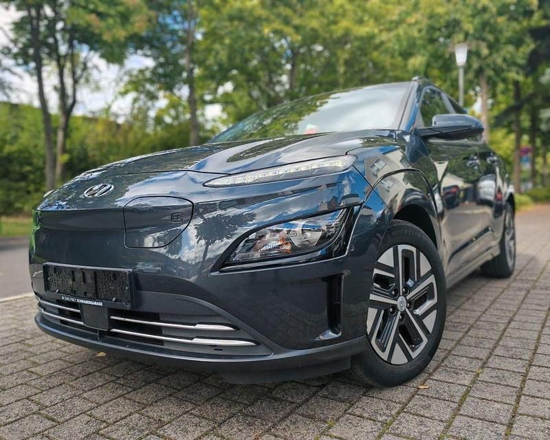 Grau Gebraucht 2022 Hyundai Kona Select SUV | 19.444 € (Fairer Preis) - Bild 1/4