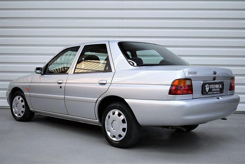 Gebraucht Ford Escort Ghia 90 PS (66 kW) 1997 Silber Limousine