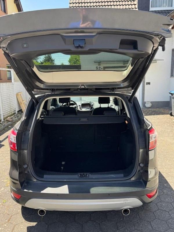 Gebraucht Ford Kuga Titanium 150 PS (110 kW) 2019 Grau SUV