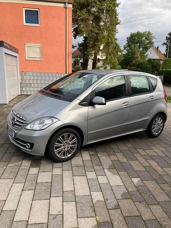 Silber Gebraucht 2009 Mercedes A180 Elegance Limousine | 4.500 € (Guter Preis) - Bild 1/4