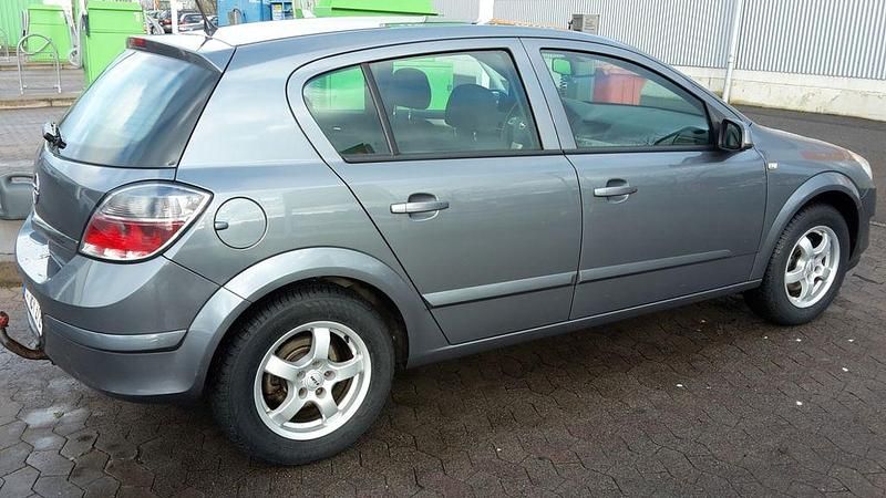 Grau Gebraucht 2007 Opel Astra Edition Limousine | 2.995 € (Etwas zu teuer) - Bild 1/4