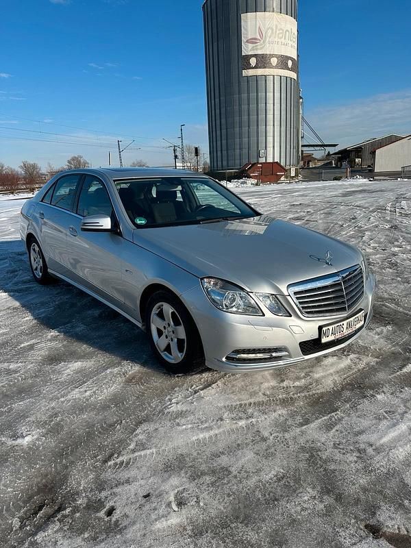 Silber Gebraucht 2012 Mercedes E200 Limousine | 9.400 € (Superpreis) - Bild 1/4